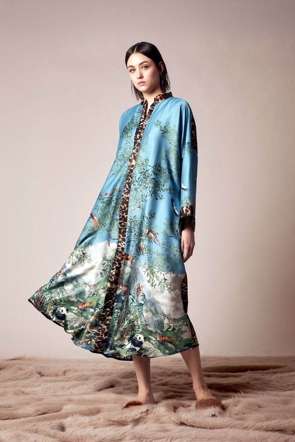 Shirtaporter: abito-kimono in seta con stampa di paesaggio e bordi animalier
