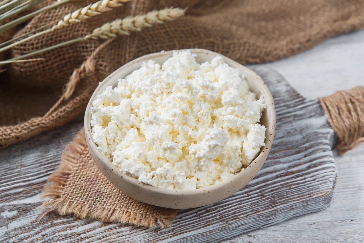 рассыпчатый деревенский творог в тарелке