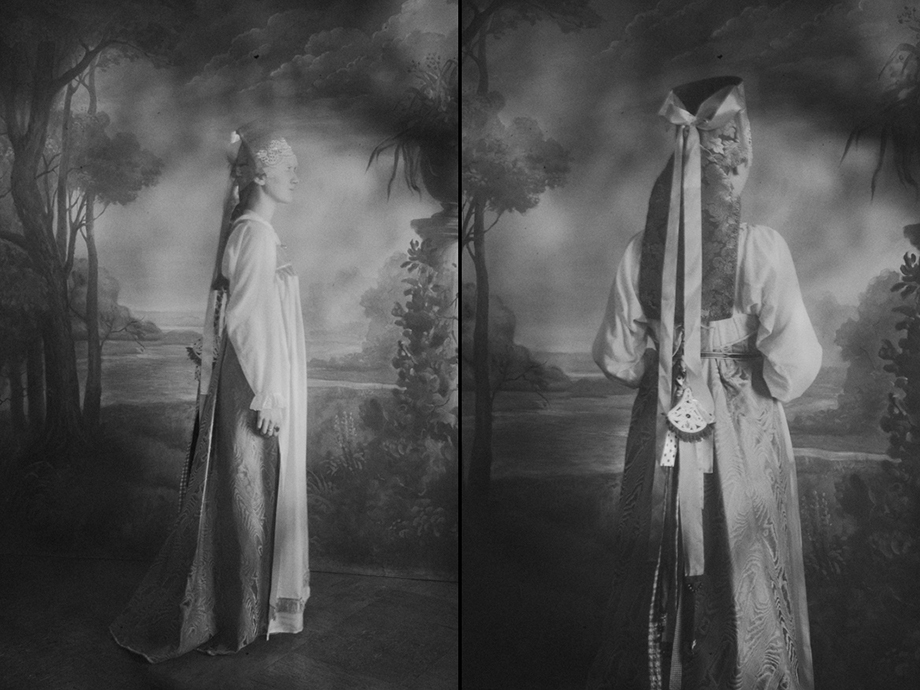 К концу XIX века силуэт уральских сарафанов изменяется.