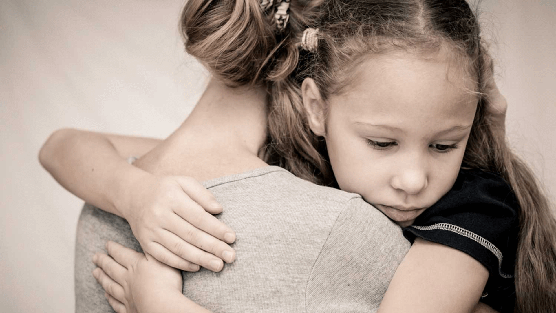 Мама и дочь плачут. Утешить ребенка. Девочка обнимает родителей. Мать утешает дочь. Девочка обнимает мать.