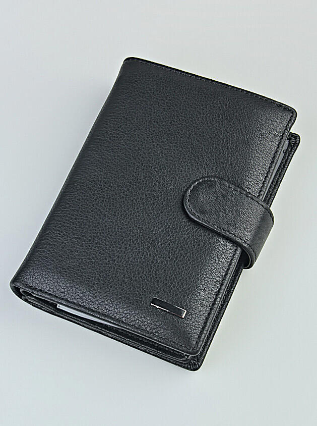 Портмоне мужское + обложка для документов. Многофункциональная обложка с кошельком выполнена из натуральной кожи, закрывается на кнопку.