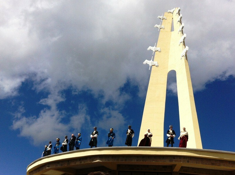 Памятник журавли в дагестане фото