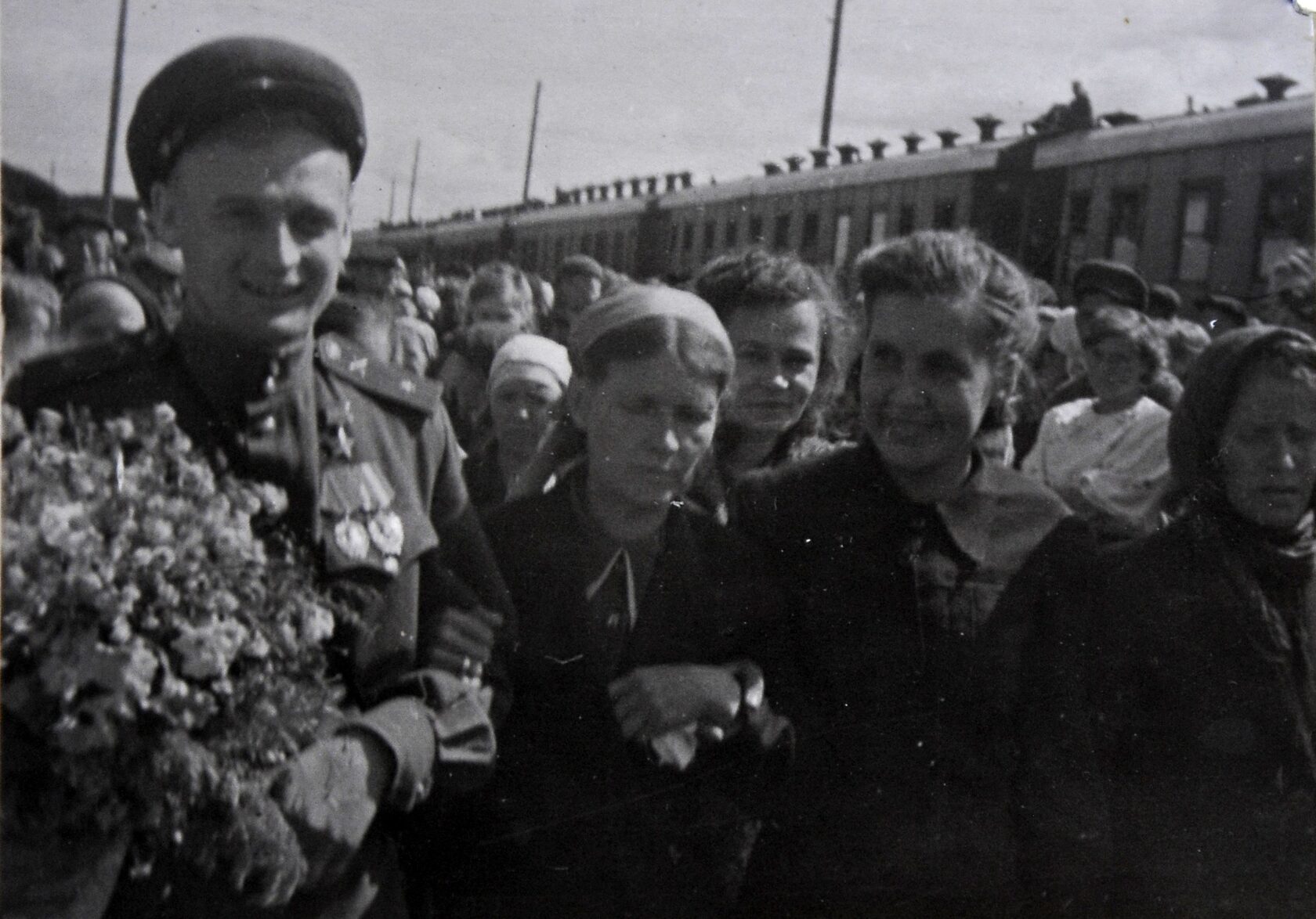 Встречают победителей (г. Серов). [1945 г.]