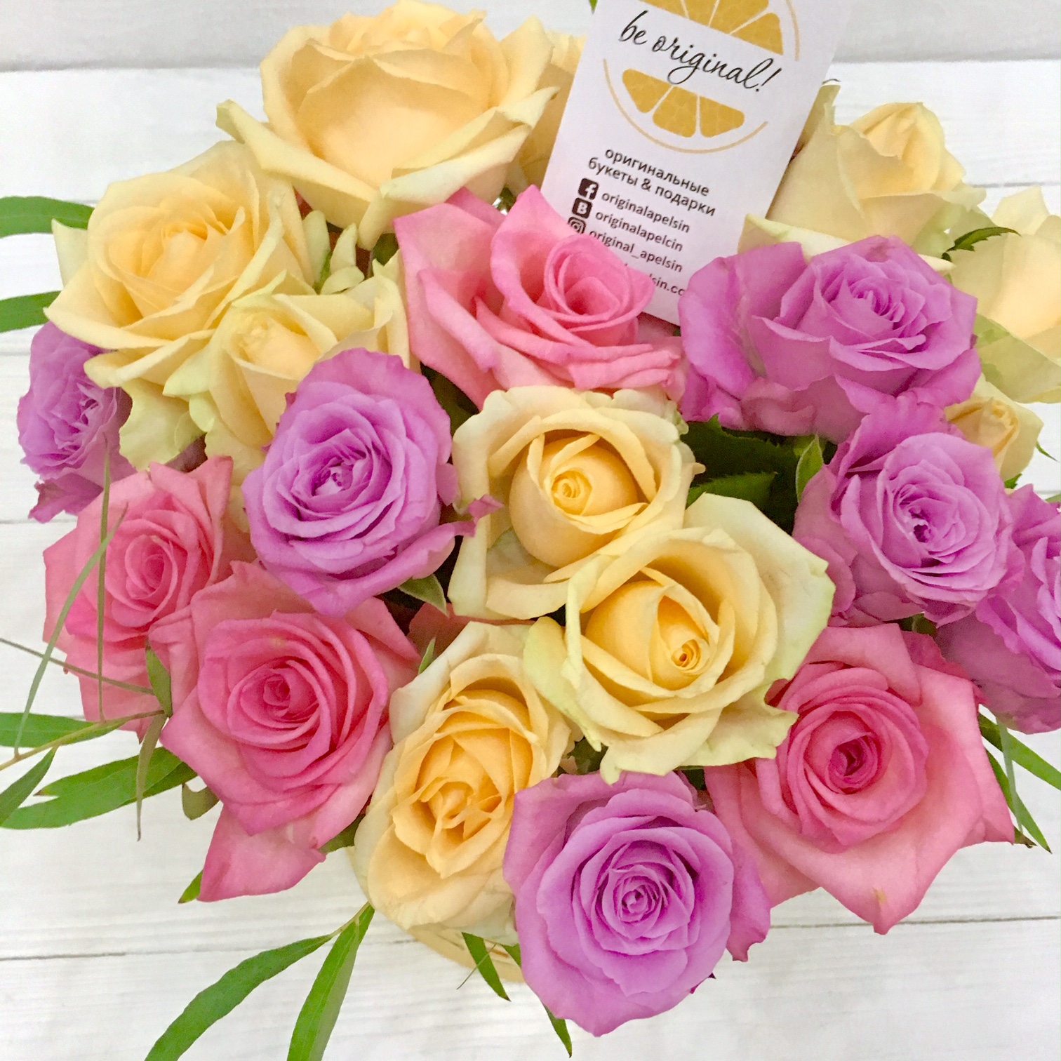 букет роз ассорти. разноцветные розы эквадор. букет роз ассорти. красивый букет ассорти. цвета роз.