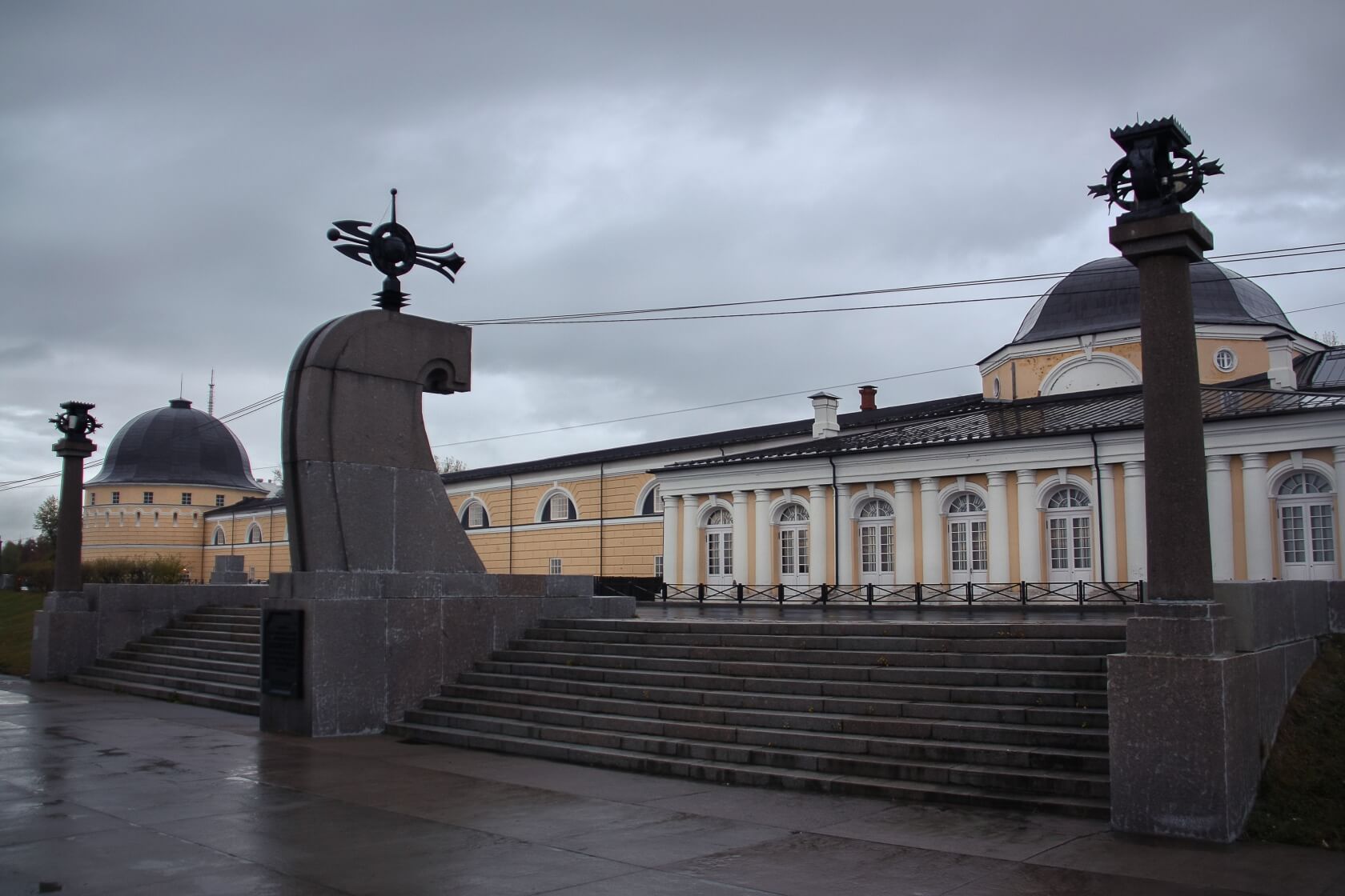 Двор архангельск. Гостиный двор Архангельск. Достопримечательности Архангельска Гостиный двор. Памятник 17 века - Гостиный двор Архангельск. Архангельск гостиные дворы – памятник архитектуры XVII века.