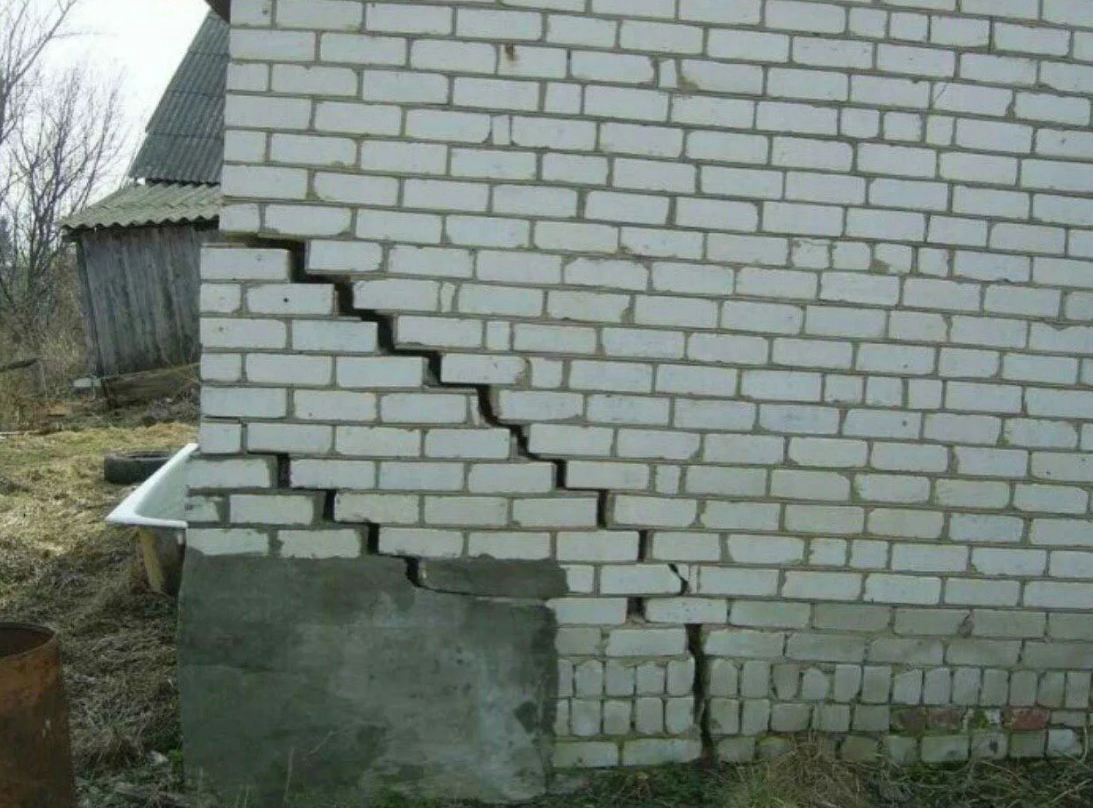 Трещины в фундаменте. Трещины в кладке кирпича. Морозное пучение фундамента. Просел фундамент. Просел угол.