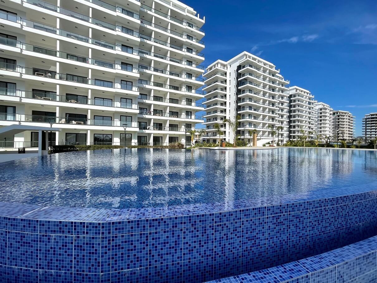 Современная недвижимость на Северном Кипре – многоэтажный жилой комплекс с бассейном