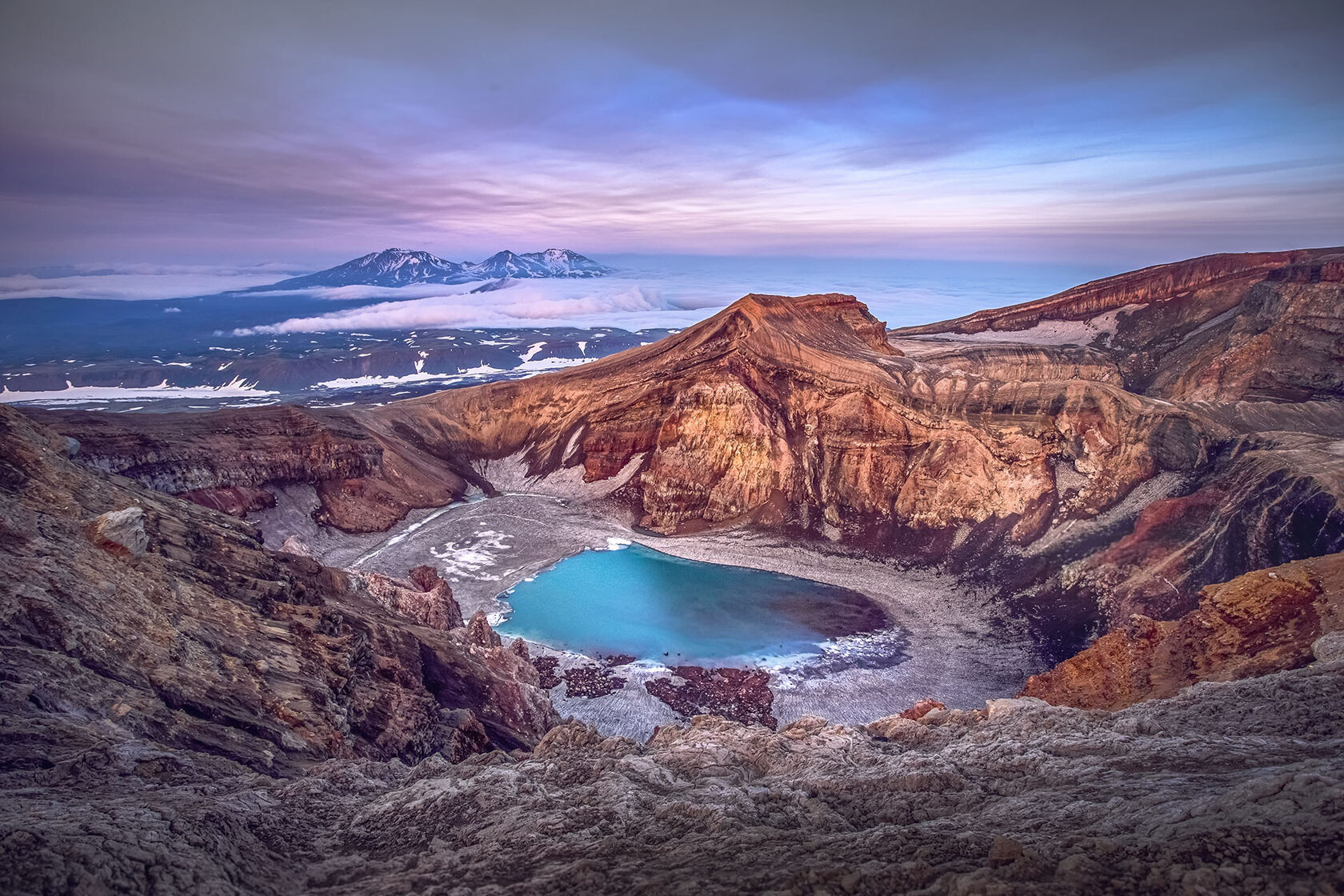 Вулкан Горелый кратер голубое озеро
