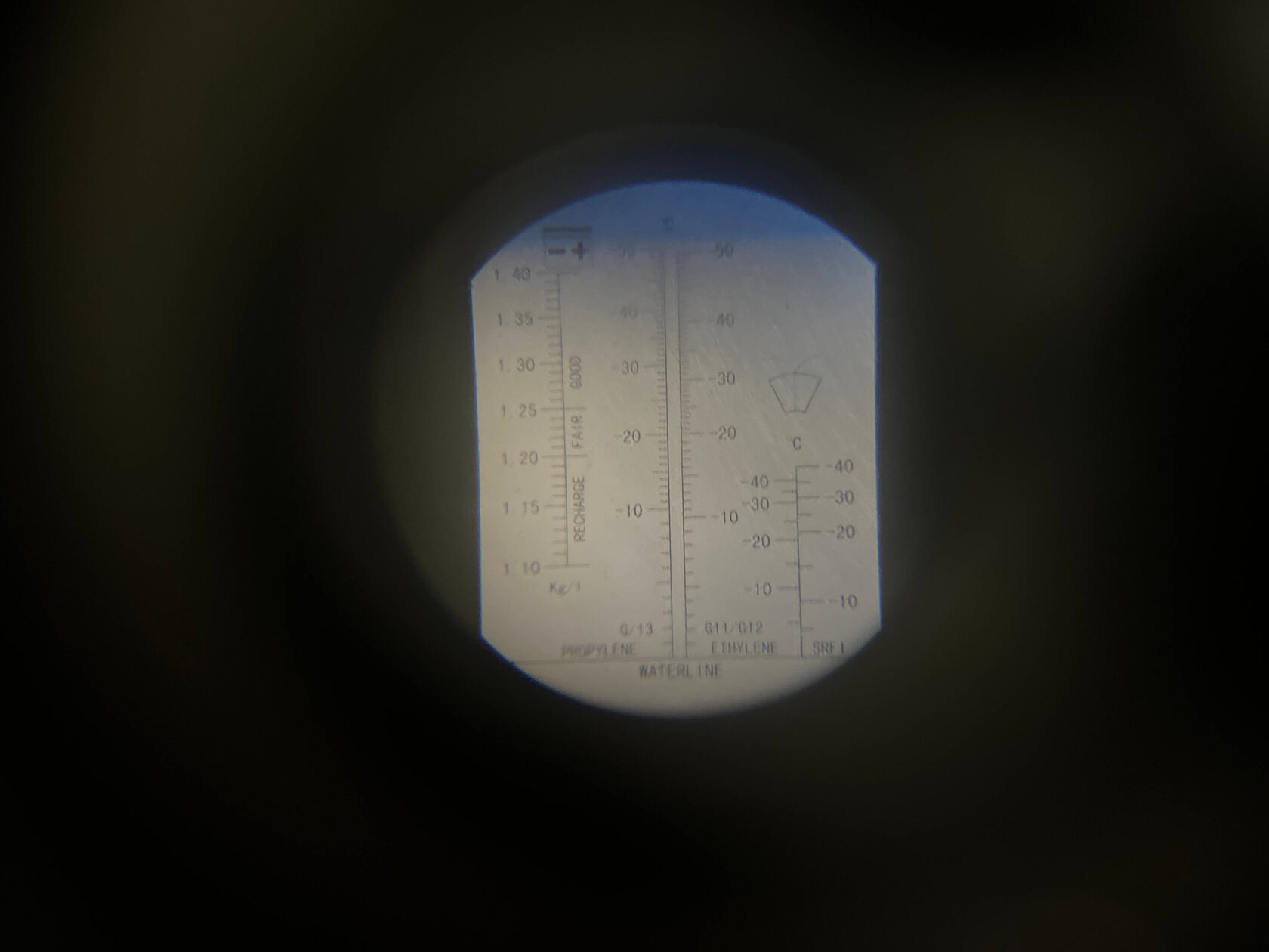 Перед началом работ проверяем рефрактометром состояние антифриза Volkswagen Caddy