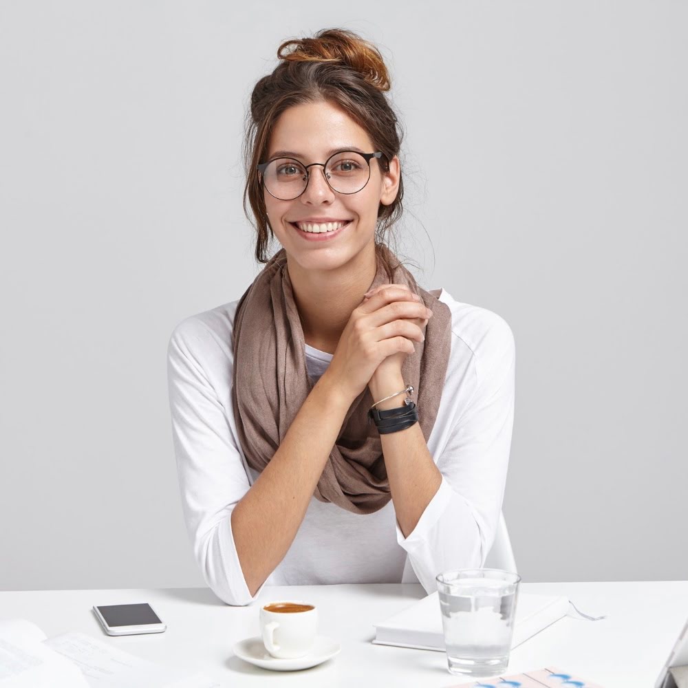 https://ru.freepik.com/free-photo/young-brunette-woman-sitting-at-desk_10040998.htm