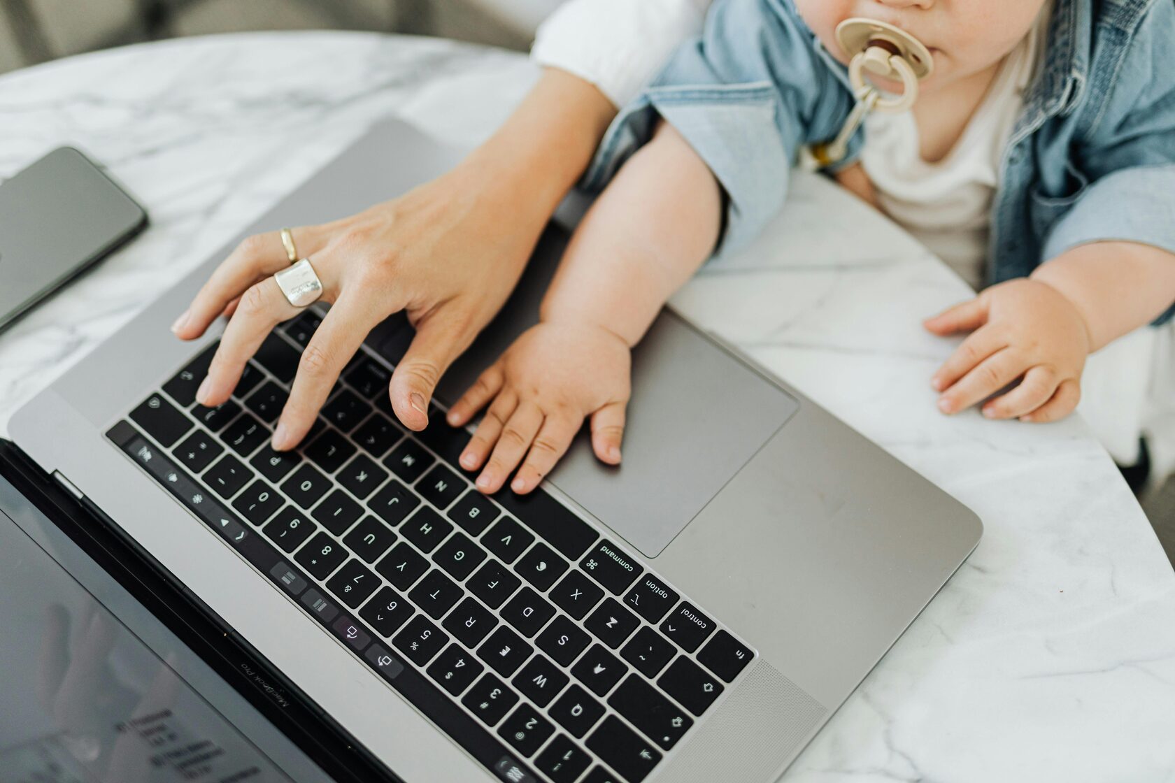 пособие по уходу за ребенком в Латвии