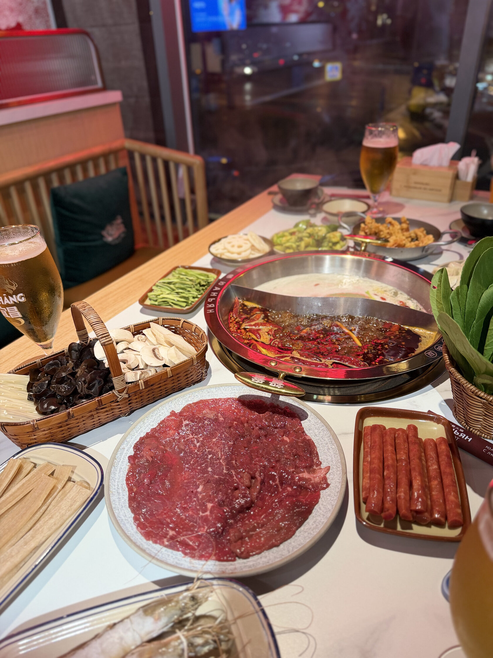 Стол с китайским самоваром и блюдами для хого