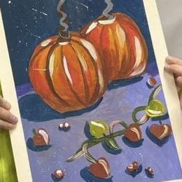 Ученица базового курса школы РИСКУЙ с живописной работой «Тыквы»