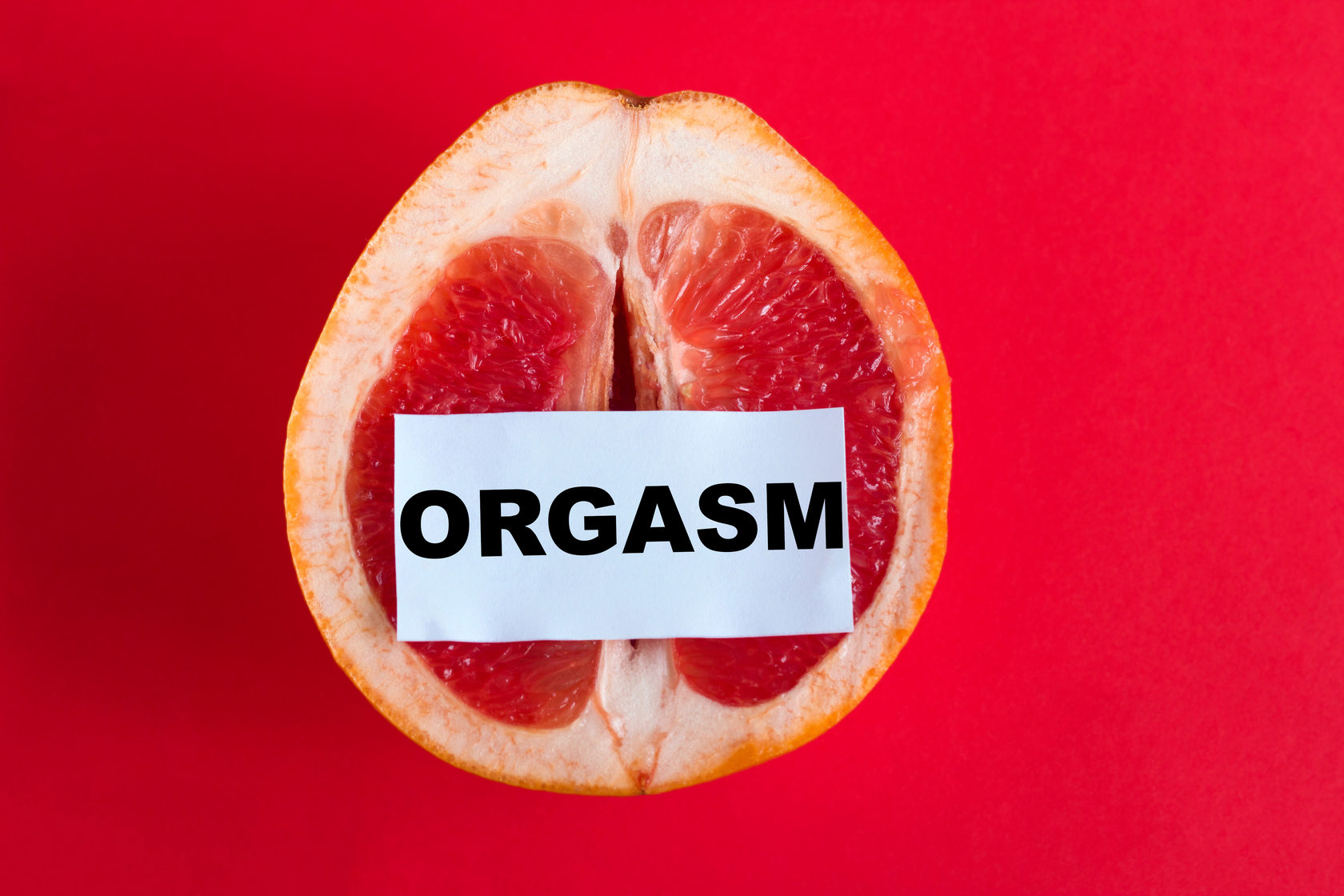 бумашка с надписью orgasm на грейпфруте
