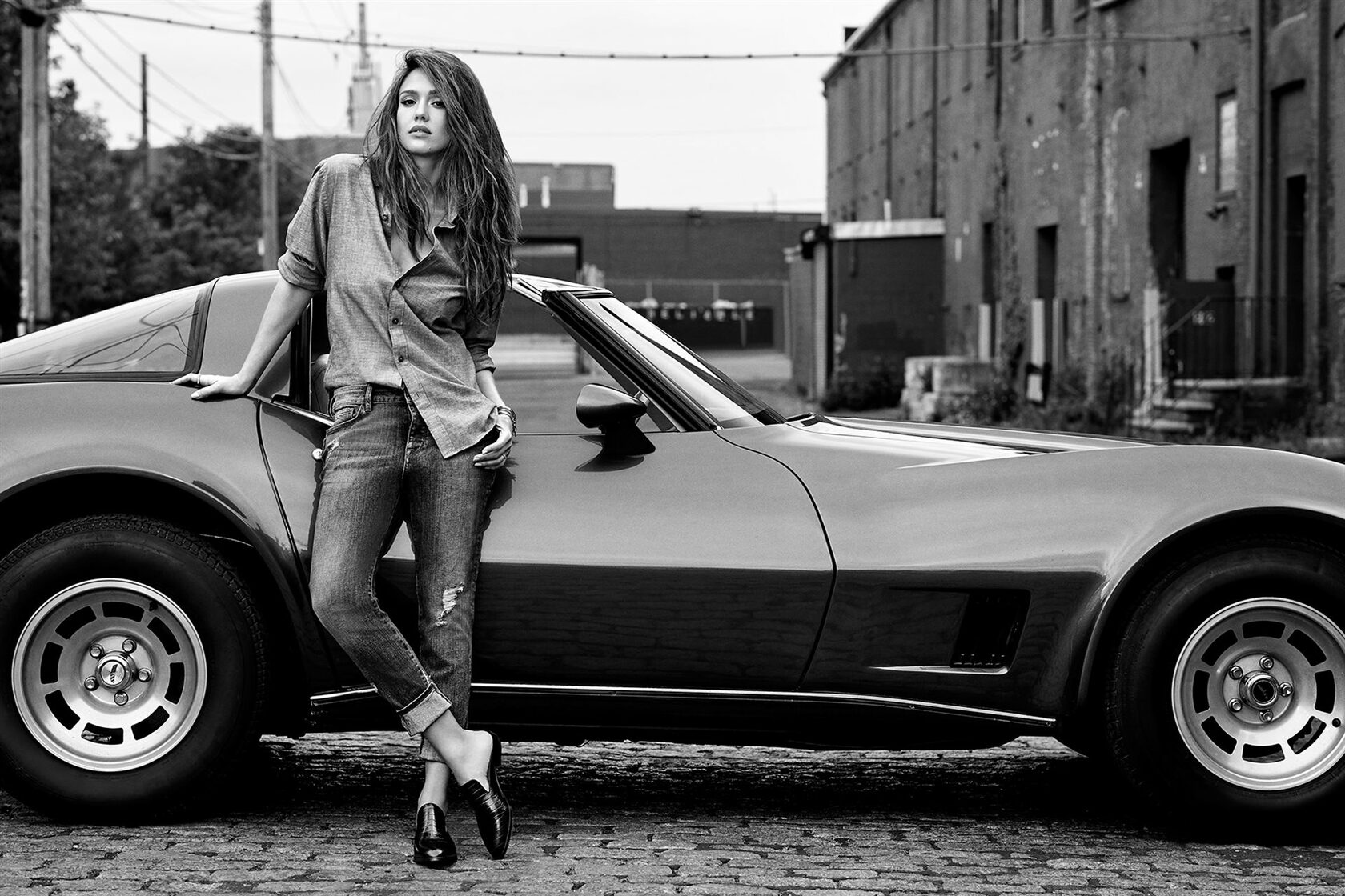 Черно-белая фотосессия с машиной для девушки