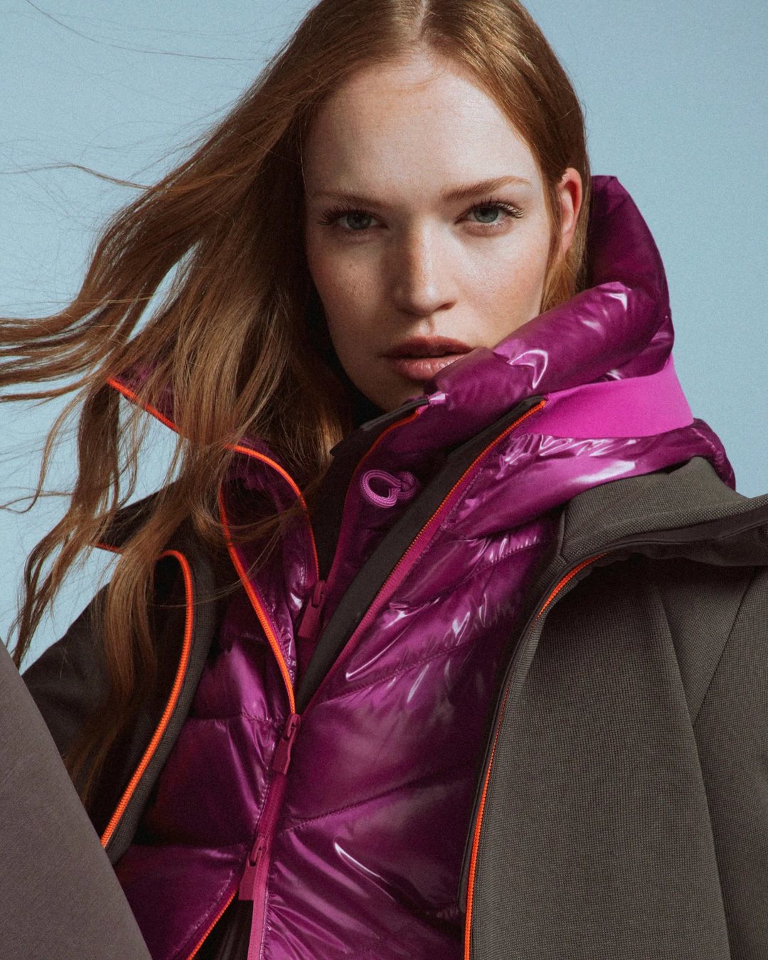 SUNS donna: piumino lucido fucsia con profili arancioni