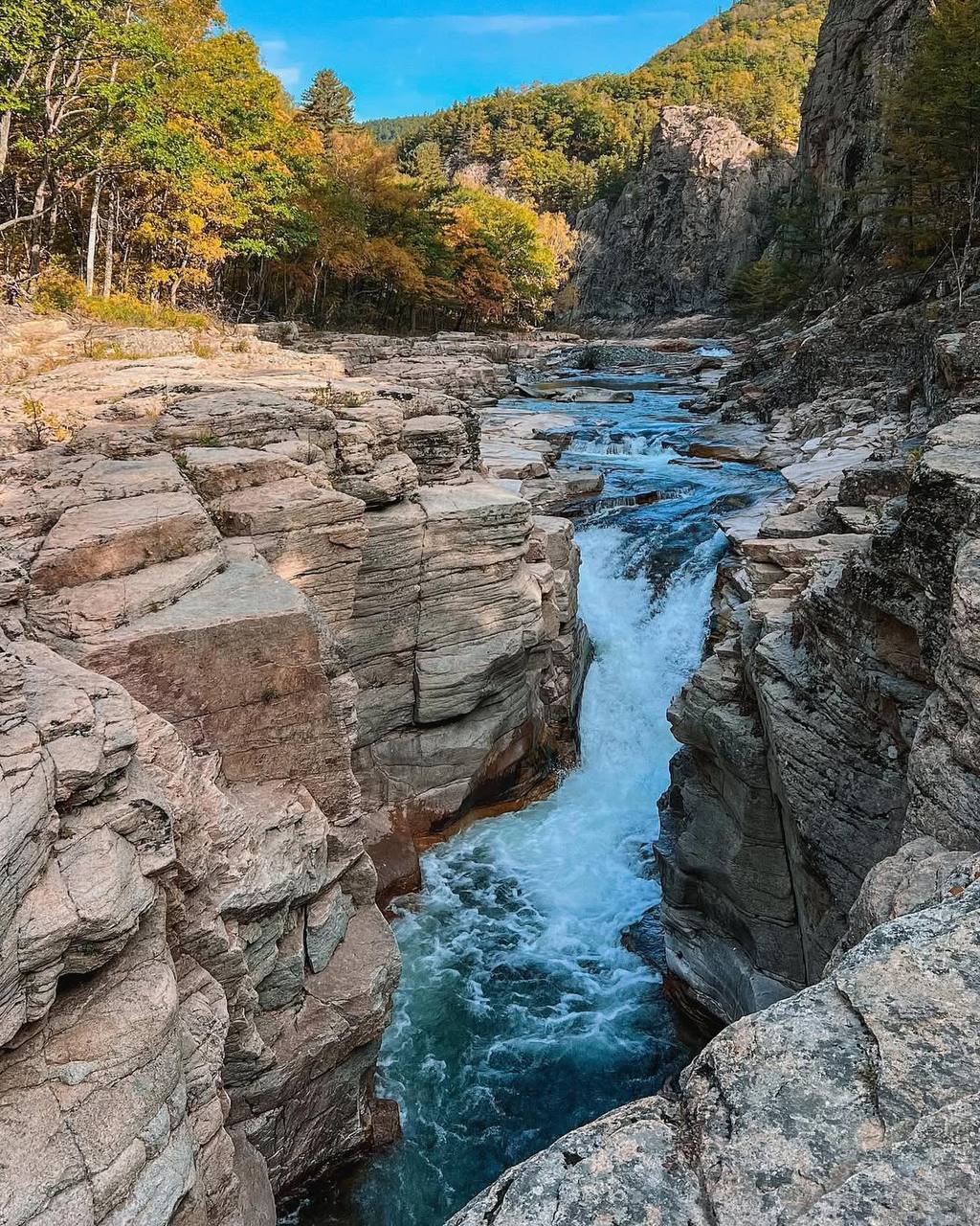 Живописный водопад между скал