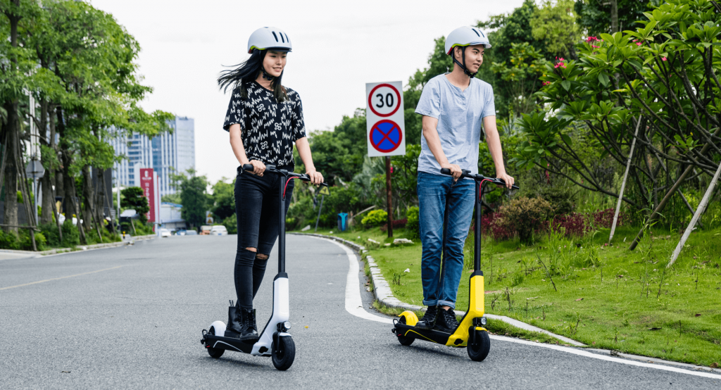 Со скольки детям можно самокат. Электросамокат Balance Scooter. Самокат для взрослых. Электрический самокат кататься. Самокат для взрослого и ребенка.