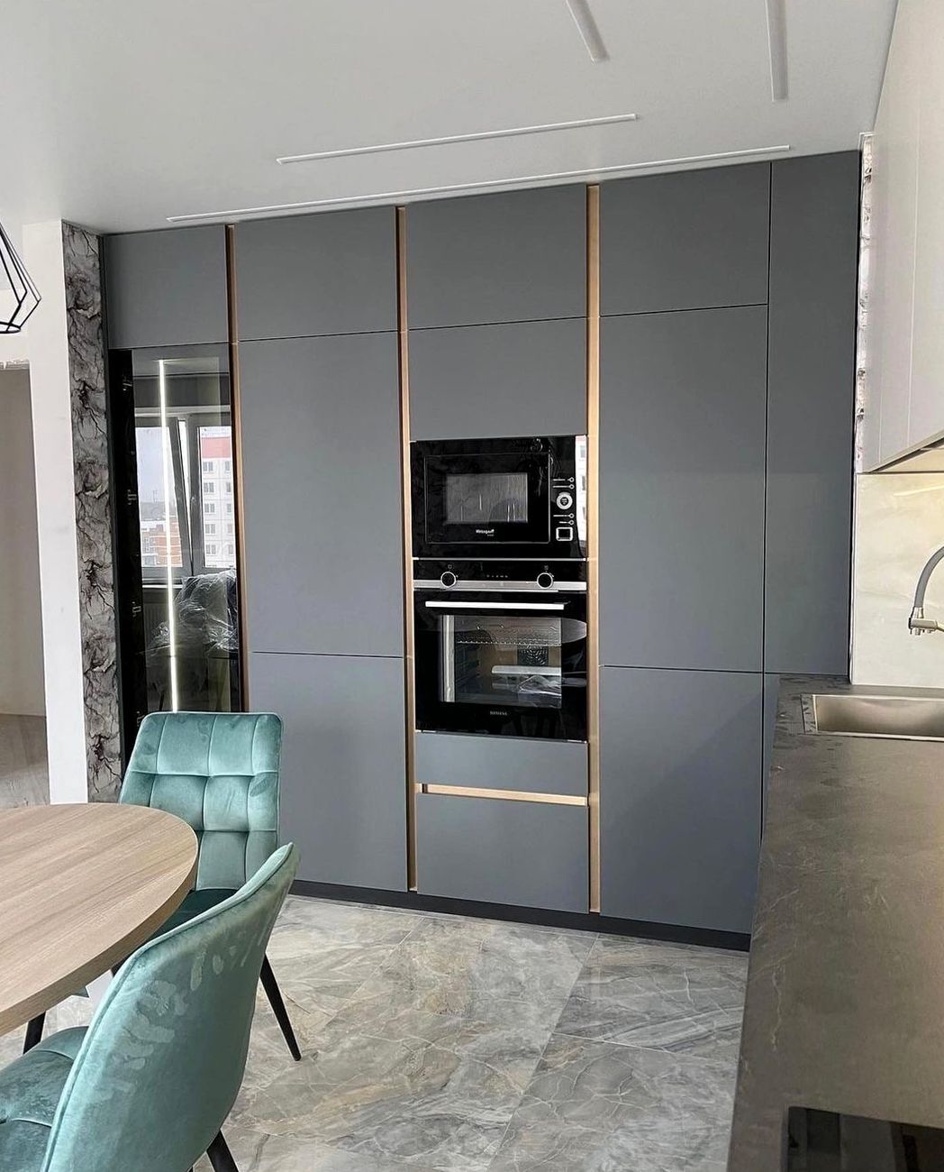 угловая кухня на заказ закрытый блок с встраиваемой техникой