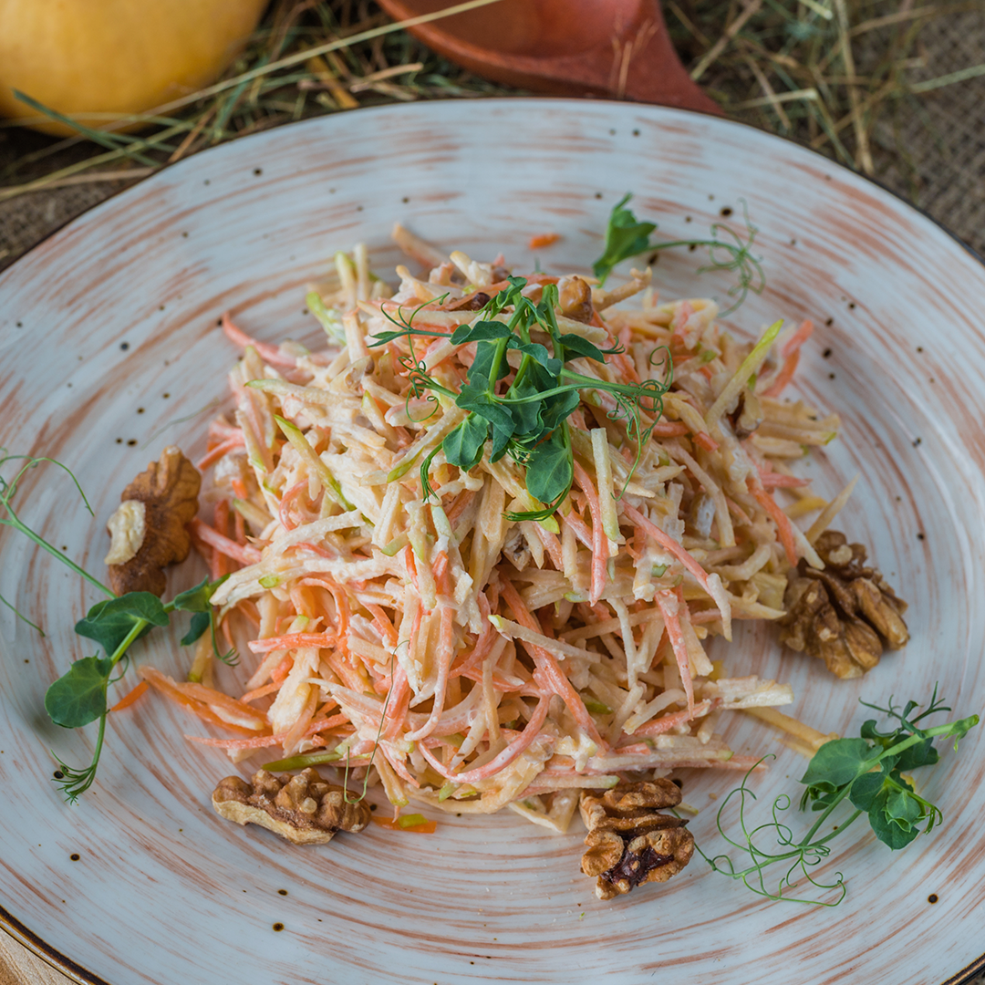 Салат из репы с яблоком и орехами