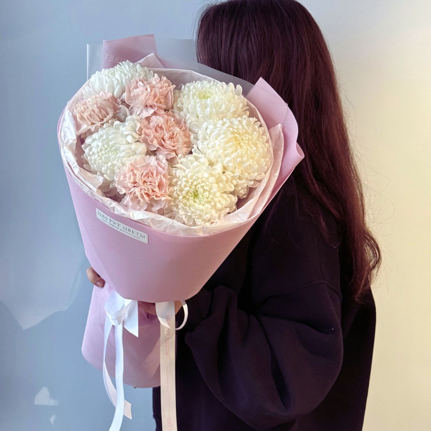 Осенние белые хризантемы с диантусами с доставкой по Краснодару, акция букет цветов