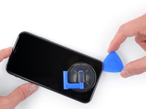 Разрезание клеевого контура экрана iPhone 11 пластиковым медиатором