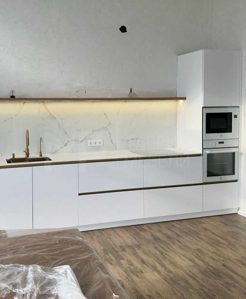 белая кухня в загородный дом без верхних шкафов