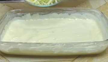 Приготовление заливного пирога с капустой и яйцом на кефире в духовке: шаг 13