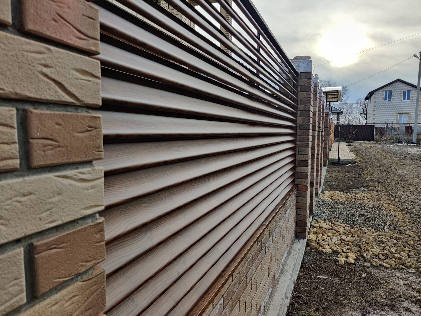 Забор из евроштакетника. Рулонные ворота алютех pd77. Рольворота алютех 77 профиль. Кладка забора. Забор жалюзи 8019 цвет темный шоколад.