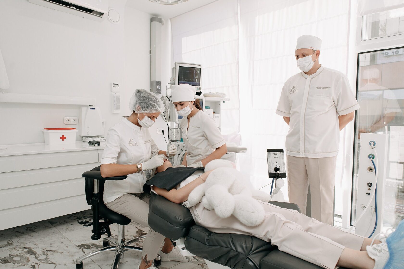 Команда MEDICUS рядом с пациентом в лечебном кабинете