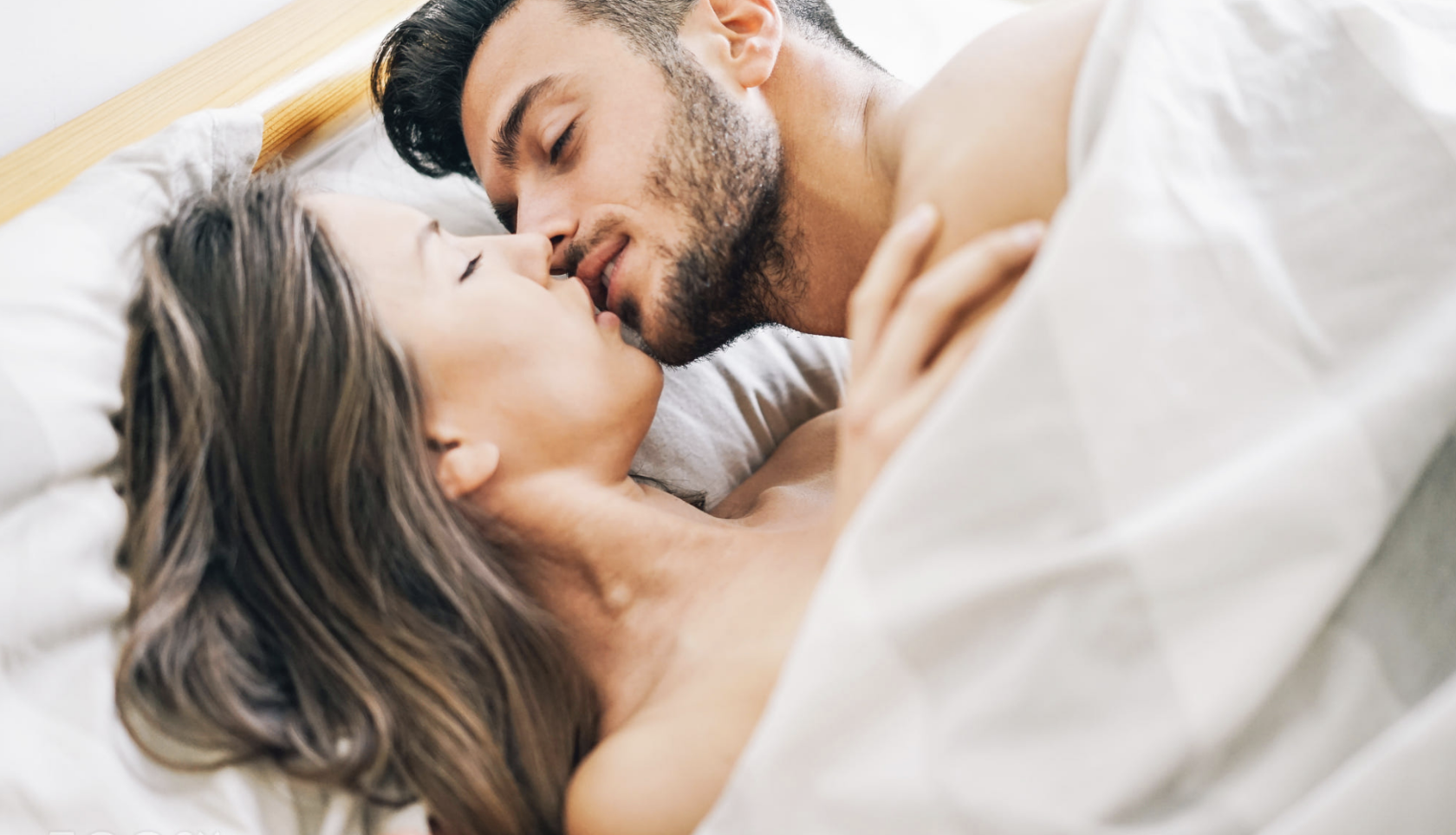 Жена сильно возбуждается. Пара в постели. Мужчина и женщина в кровати. Поцелуй в постели. Красивые пары в постели.