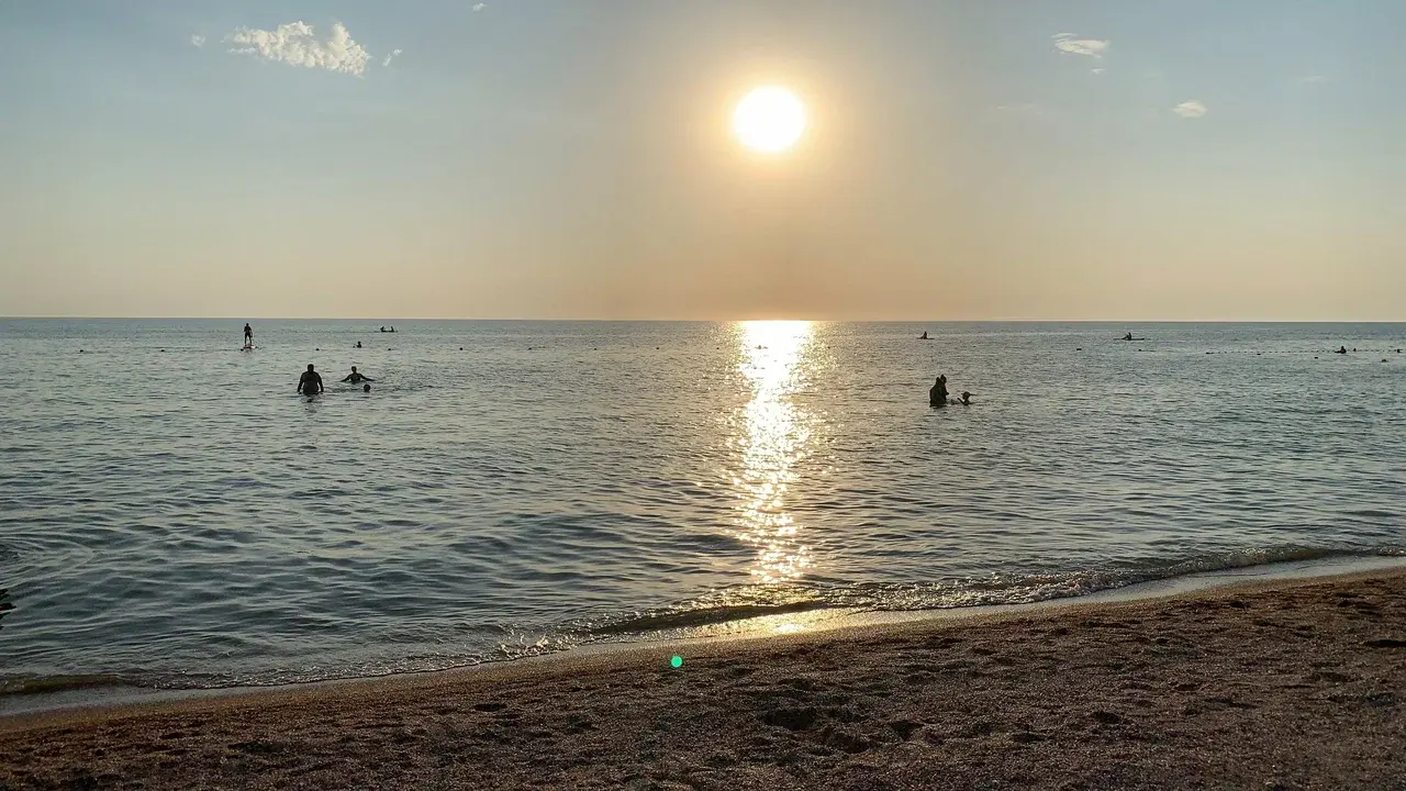 Люди купаются в Азовском море