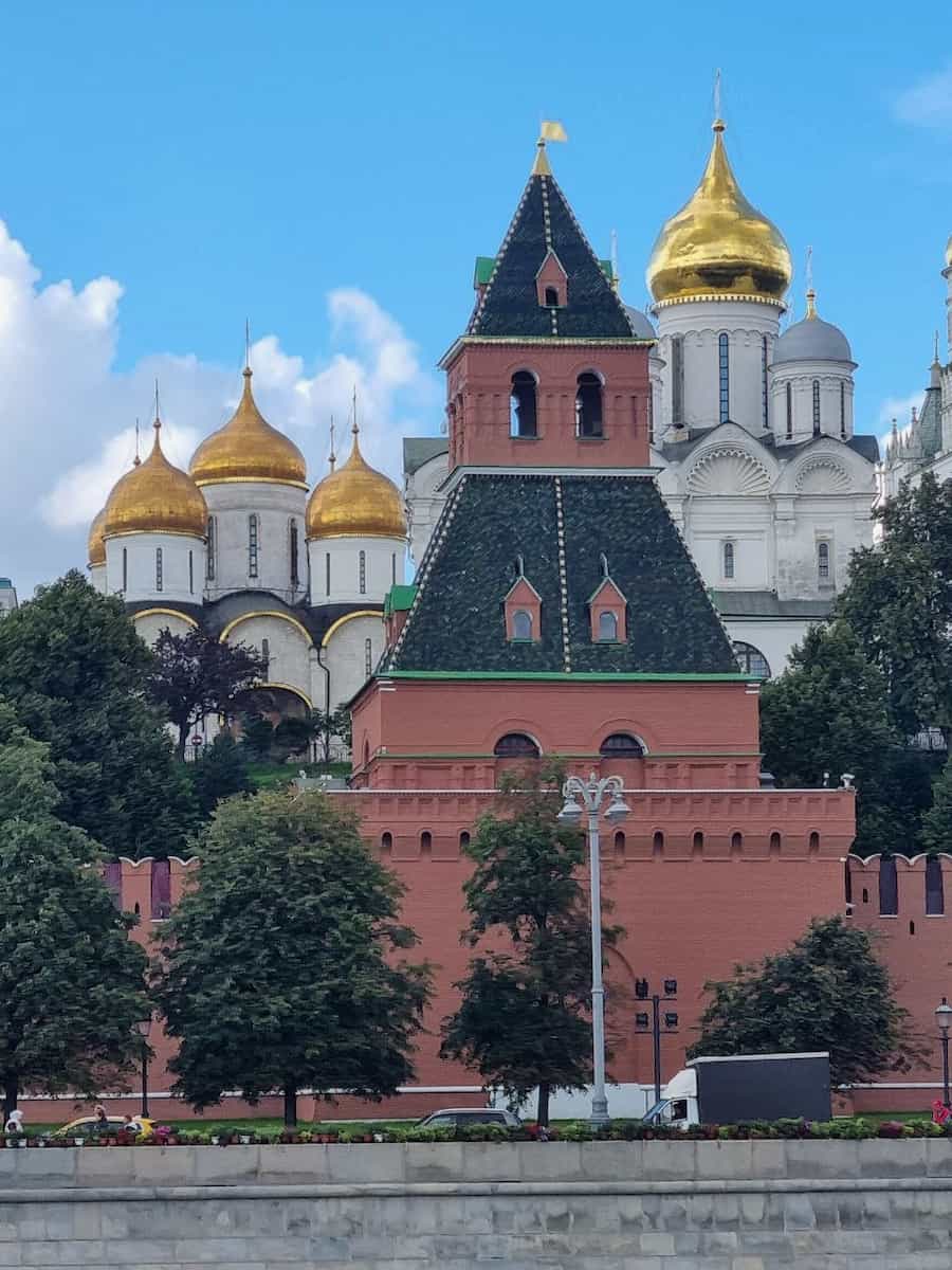 Вид с Софийской набережной на башню и золотые купола Кремля