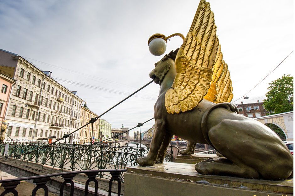 Питер мост со львами. Банковский мост в Санкт-Петербурге. Канал Грибоедова банковский мост Санкт-Петербург. Мостик со львами в Санкт-Петербурге канал Грибоедова. Львиный и банковский мост Санкт Петербурга.