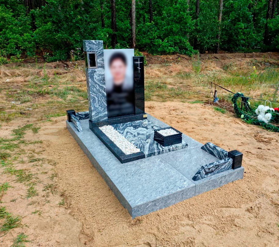 Готовый памятник из Дядиной Горы и Габбро-диабаза