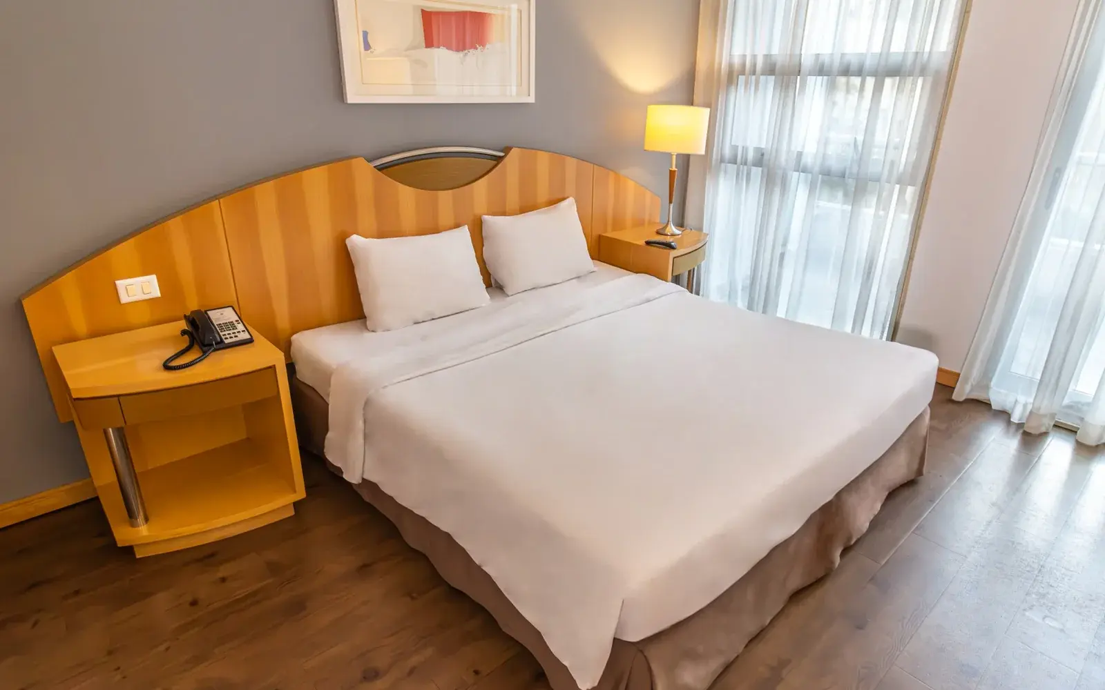 Номер с кроватью, деревянным изголовьем и светлыми шторами, Nacional Inn Jaraguá