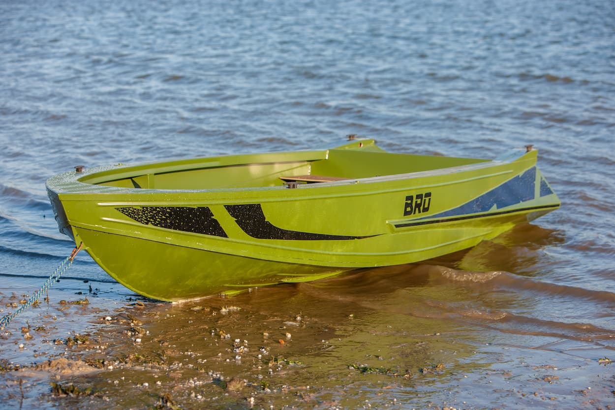 Недорогие лодки от производителя. Bro XS 3.9. Лодка bro 3.9 Двухконсольная. Алюминиевая лодка нерегистрат. Лодка bro XS 3.9 консольная.
