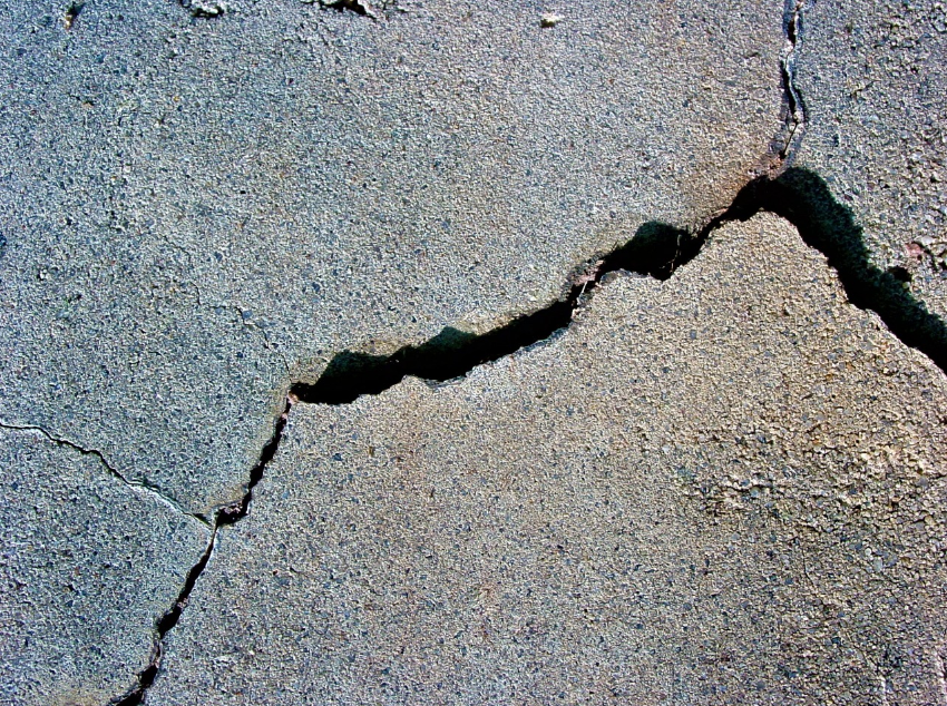 Чем заделать трещины в бетоне на улице