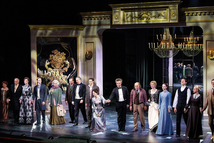 Артисты спектакля на поклоне