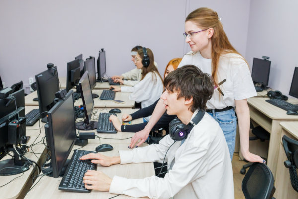 Преподаватель Хекслет Колледжа на занятии