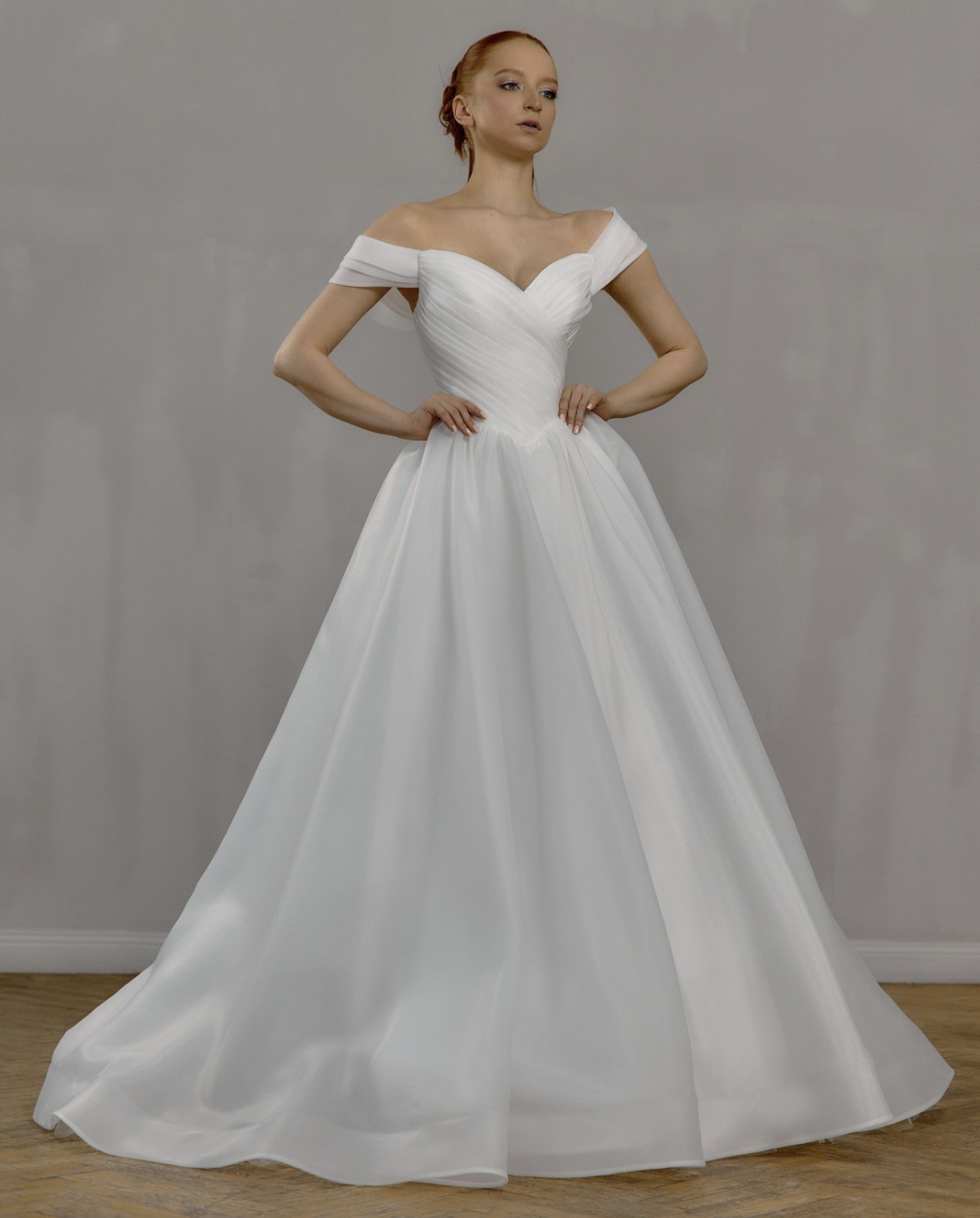 Свадебное платье с драпированным верхом