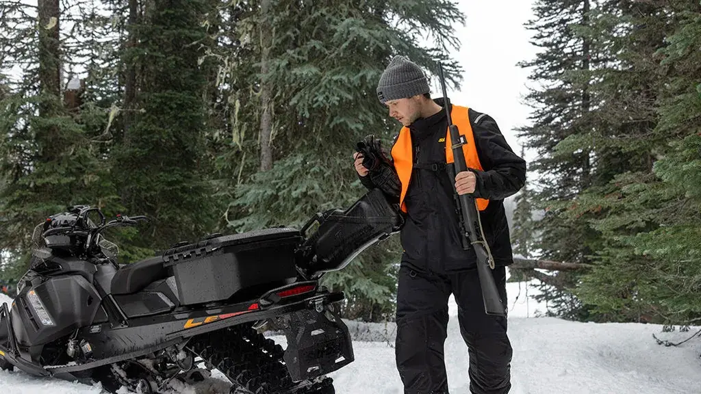 Ski-Doo Tundra LE 2027 с багажом на зимней остановке