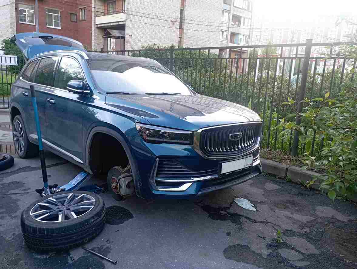 Установили запасное колесо на автомобиле Geely Monjaro на Ленской улице в Красногвардейском районе в Санкт-Петербурге