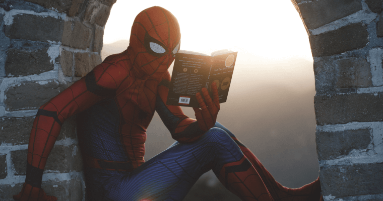 человек-паук читает книгу