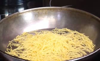 Приготовление супа с фрикадельками картошкой и вермишелью: шаг 4