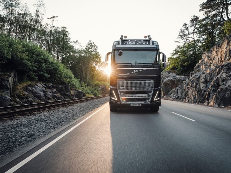 Тягач Volvo FH16 на дороге