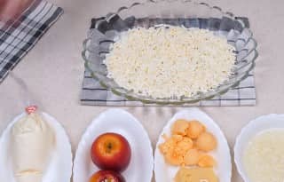 Приготовление салата «Мимоза» с яблоком: шаг 4