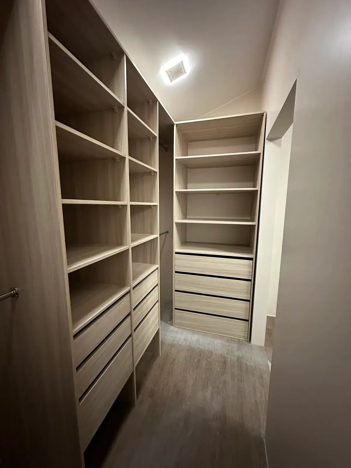 Гардеробная с открытым хранением и ящиками на заказ в Сургуте