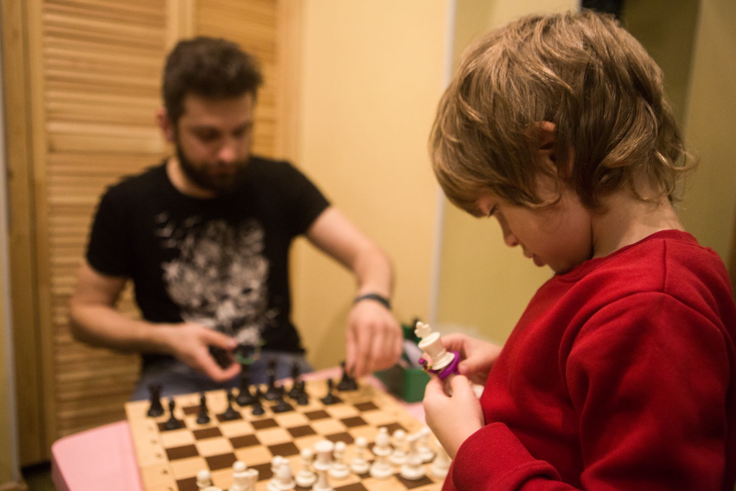 Преподаватель по шахматам. Шах и мат аутисты. Профессор шахмат. Красногорск шахматы преподаватель.