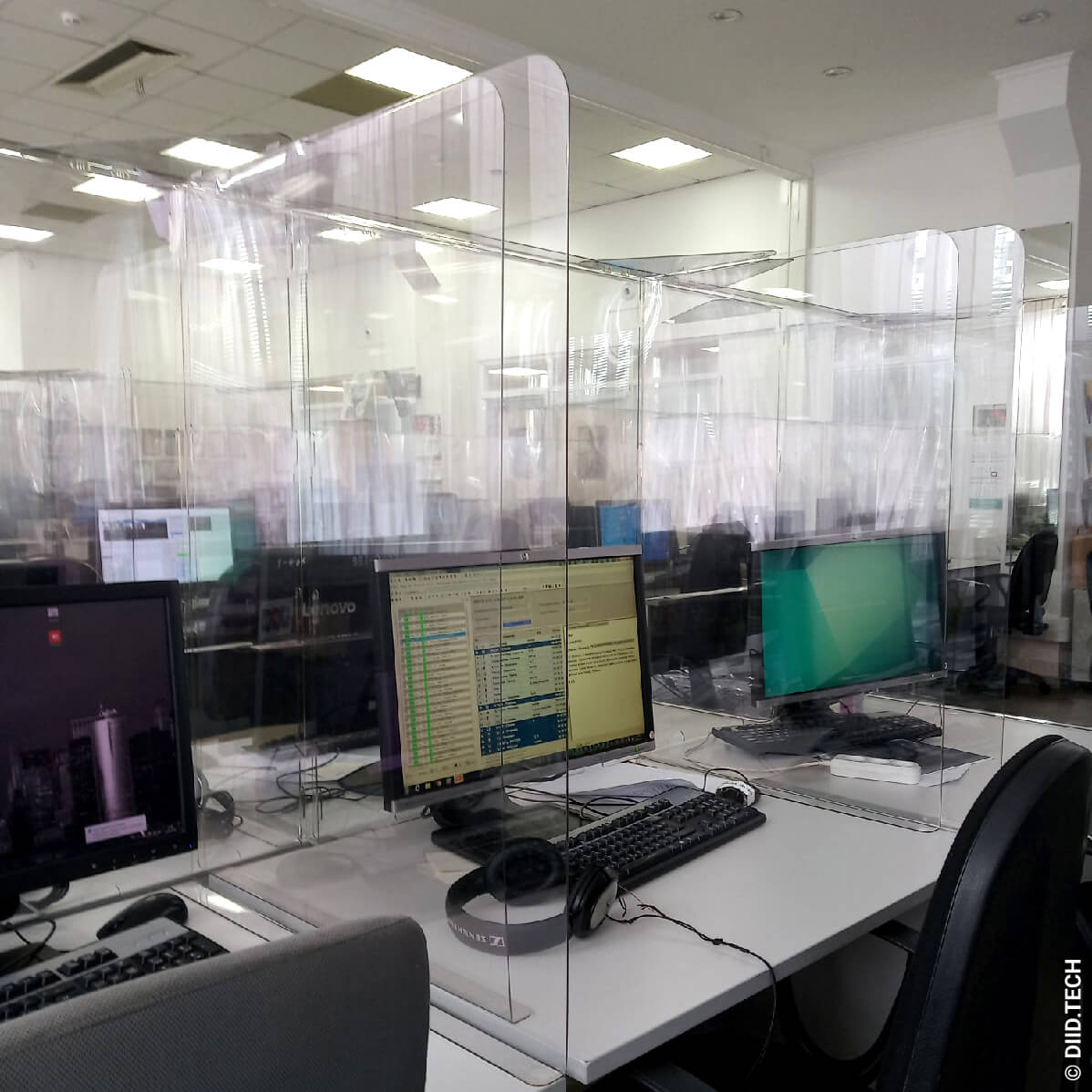 Офисный рабочий стол с защитным экраном от вирусов
